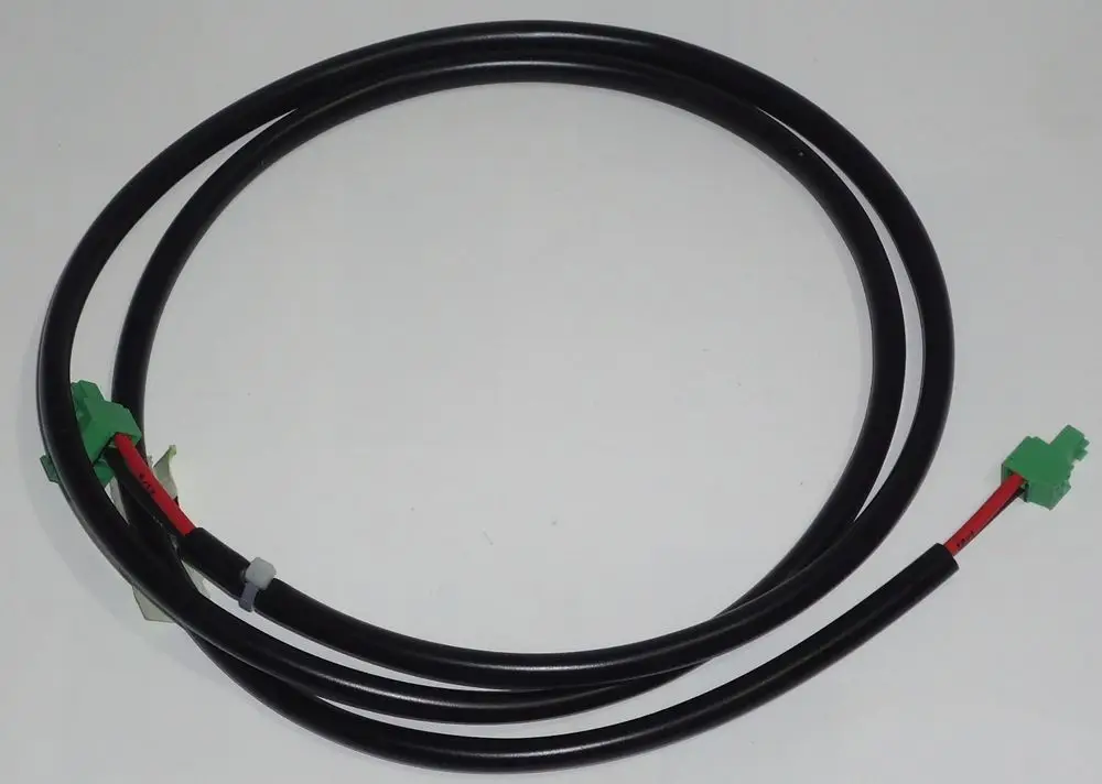 Schwarzes Kabel mit zwei grünen Steckverbindern und roten Leitungen, geeignet für Geräteeinbindungen, möglicherweise für Daikin Produkte.